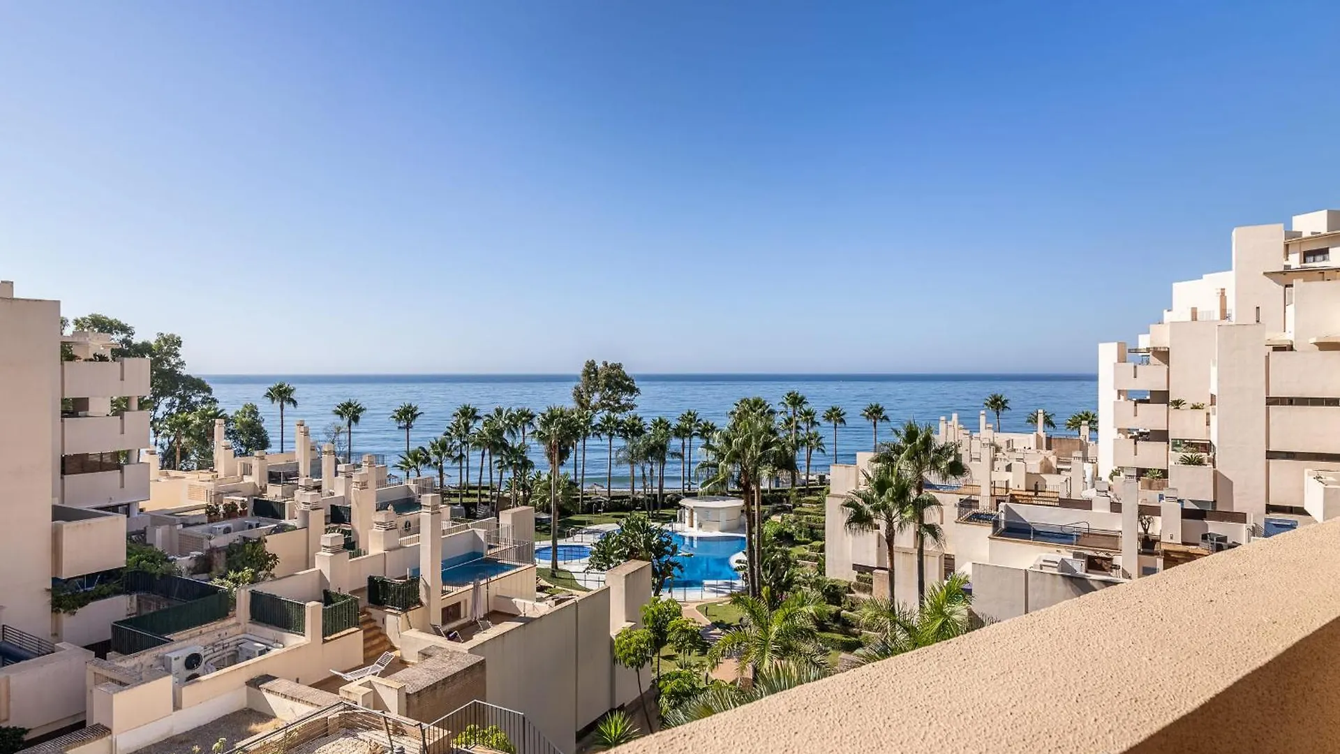 Estepona East Apartment Maewest location